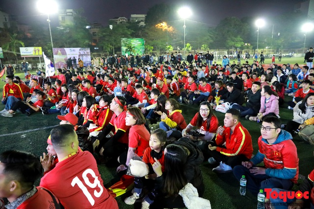 Trời rét 8 độ: CĐV Hà Nội vẫn bùng nổ cảm xúc khi tuyển Việt Nam liên tiếp ghi bàn - Ảnh 2.