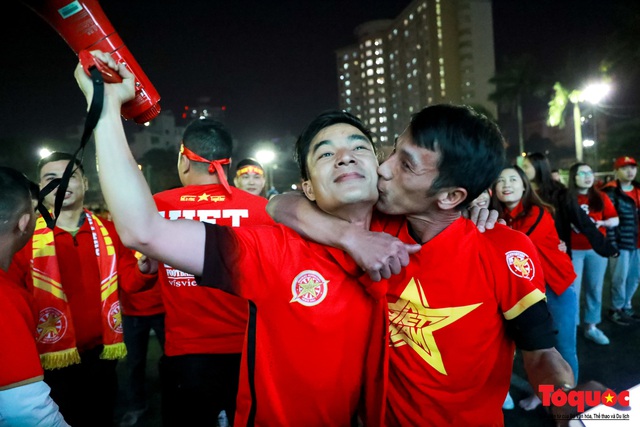 Trời rét 8 độ: CĐV Hà Nội vẫn bùng nổ cảm xúc khi tuyển Việt Nam liên tiếp ghi bàn - Ảnh 10.