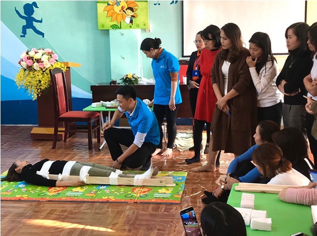 Bác sĩ bệnh viện Nhi Trung ương hướng dẫn kỹ năng ứng phó tai nạn thương tích cho giáo viên Hà Nội - Ảnh 1. Bác sĩ bệnh viện Nhi Trung ương hướng dẫn kỹ năng ứng phó tai nạn thương tích cho giáo viên Hà Nội - Ảnh 1.