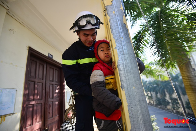 Các em nhỏ học kỹ năng đu dây thoát hiểm khi có sự cố cháy từ nhà cao tầng - Ảnh 7.