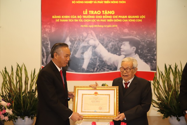 Bộ NN&PTNT trao Bằng khen cho ông Phạm Quang Lộc, người phát triển giống cam Sông Con - Ảnh 1.