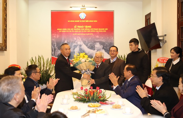 Bộ NN&PTNT trao Bằng khen cho ông Phạm Quang Lộc, người phát triển giống cam Sông Con - Ảnh 2.