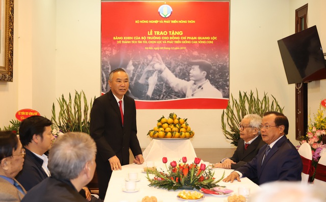 Bộ NN&PTNT trao Bằng khen cho ông Phạm Quang Lộc, người phát triển giống cam Sông Con - Ảnh 3.