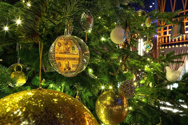 Trưng bày cây thông Noel trị giá 15 triệu USD mừng Giáng sinh 2019 - Ảnh 2.