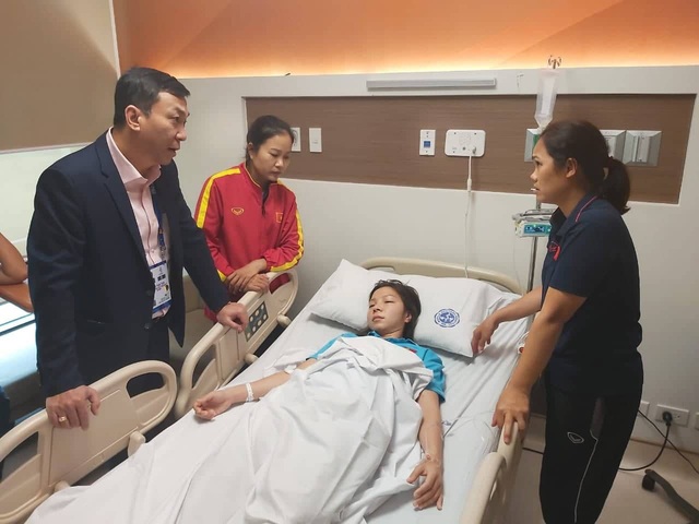 Nữ cầu thủ ĐT nữ Việt Nam nhập viện sau trận chung kết bóng đá nữ - Ảnh 1.