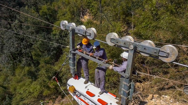 Tuyến cáp treo mẹ con và hành trình dị thường bắc cầu qua thung lũng Mường Hoa, Tây Bắc - Ảnh 4.