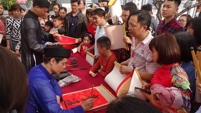 Hàng ngàn người xin chữ tại Lễ khai bút đầu Xuân Kỷ Hợi 2019 - Ảnh 1.