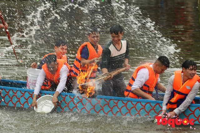 Thi nấu cơm, bắt vịt trong trận thuỷ chiến tại lễ hội Bạch Hào - Ảnh 13.