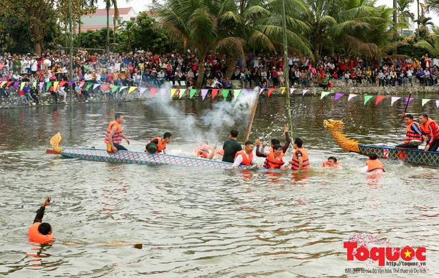 Thi nấu cơm, bắt vịt trong trận thuỷ chiến tại lễ hội Bạch Hào - Ảnh 12.