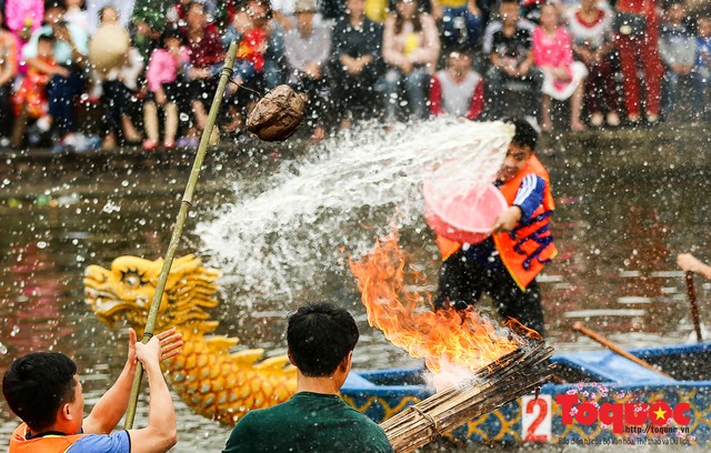 Thi nấu cơm, bắt vịt trong trận thuỷ chiến tại lễ hội Bạch Hào - Ảnh 9.