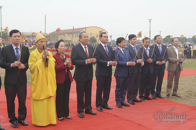 Phó Thủ tướng Thường trực Trương Hòa Bình  thực hiện nghi thức xuống đồng - Ảnh 1.