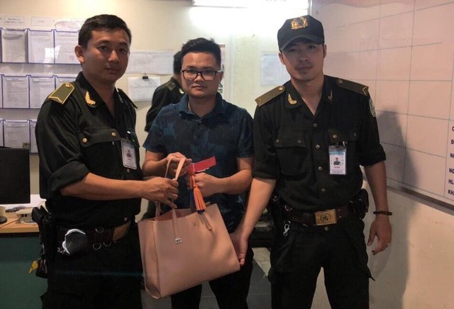 Tài xế taxi hãng Mai Linh trộm túi xách của khách bên trong có hàng chục triệu đồng tại sân bay - Ảnh 1.