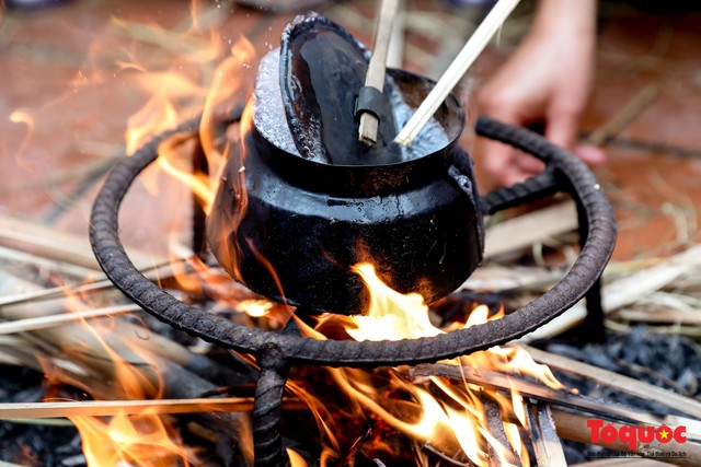 Về làng Thị Cấm xem người dân tạo lửa từ bùi nhùi và nấu cơm bằng rơm  - Ảnh 14.