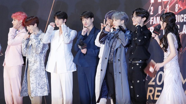 Làm tan chảy trái tim người hâm mộ, BTS còn gây sốt với màn ngẫu hứng tại Grammy 2019 - Ảnh 1.