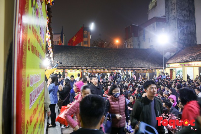 Hàng nghìn người ngồi lòng đường vái vọng dâng sao giải hạn tại chùa Phúc Khánh - Ảnh 1.