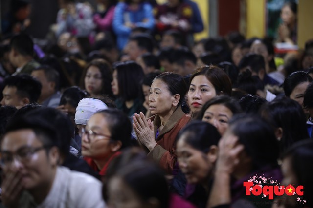 Hàng nghìn người ngồi lòng đường vái vọng dâng sao giải hạn tại chùa Phúc Khánh - Ảnh 7.