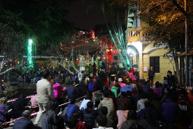 Hàng nghìn người ngồi lòng đường vái vọng dâng sao giải hạn tại chùa Phúc Khánh - Ảnh 6.