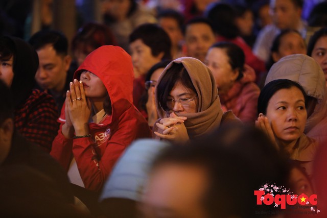 Hàng nghìn người ngồi lòng đường vái vọng dâng sao giải hạn tại chùa Phúc Khánh - Ảnh 9.