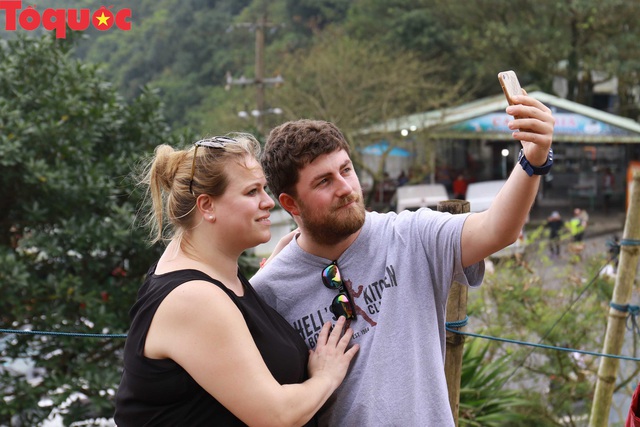 Du khách nước ngoài thích thú selfie tại Hải Vân Quan - Ảnh 6.