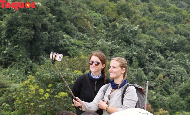 Du khách nước ngoài thích thú selfie tại Hải Vân Quan - Ảnh 4.