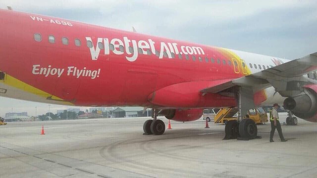 Vietjet lên tiếng về hình ảnh máy bay bị hư lốp sau khi hạ cánh xuống sân bay Tân Sơn Nhất: Đã tiến hành thay lốp ngay sau đó - Ảnh 1.