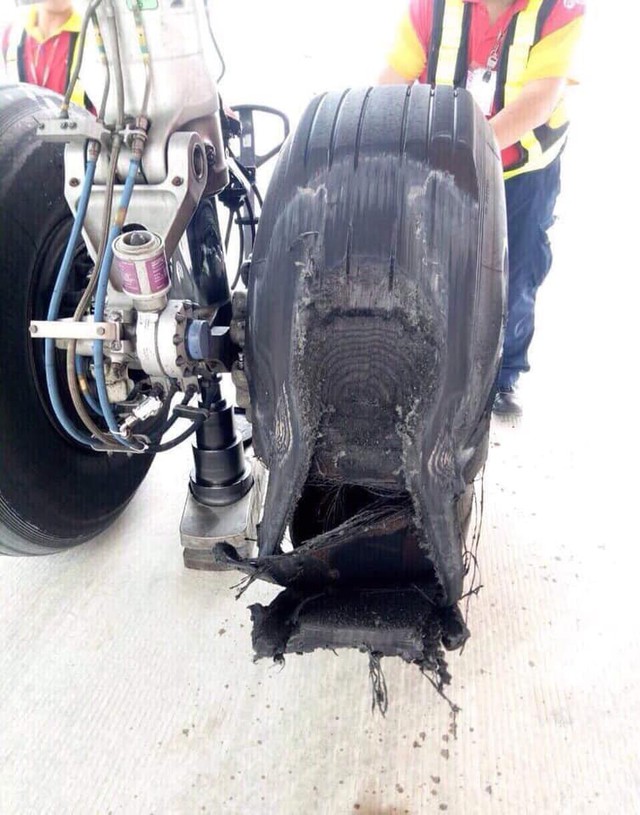Vietjet lên tiếng về hình ảnh máy bay bị hư lốp sau khi hạ cánh xuống sân bay Tân Sơn Nhất: Đã tiến hành thay lốp ngay sau đó - Ảnh 2.