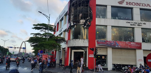 Cháy tại cửa hàng xe máy Honda ở Đà Nẵng - Ảnh 1.