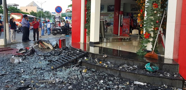 Cháy tại cửa hàng xe máy Honda ở Đà Nẵng - Ảnh 2.