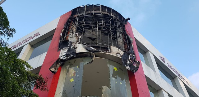 Cháy tại cửa hàng xe máy Honda ở Đà Nẵng - Ảnh 3.