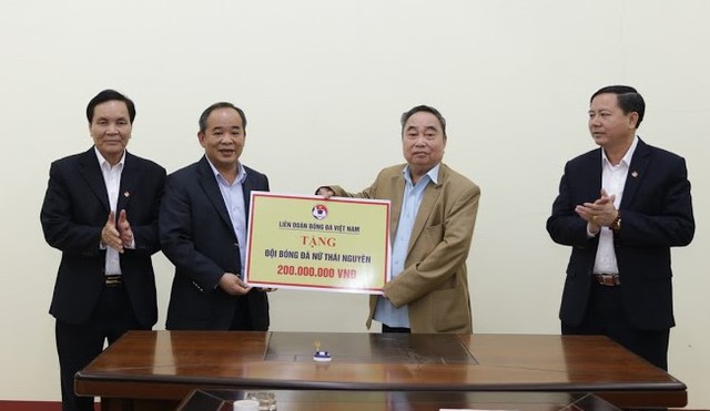 Chủ tịch Liên đoàn bóng đá Việt Nam Lê Khánh Hải tặng quà cho Đội tuyển bóng đá nữ Thái Nguyên - Ảnh 1.