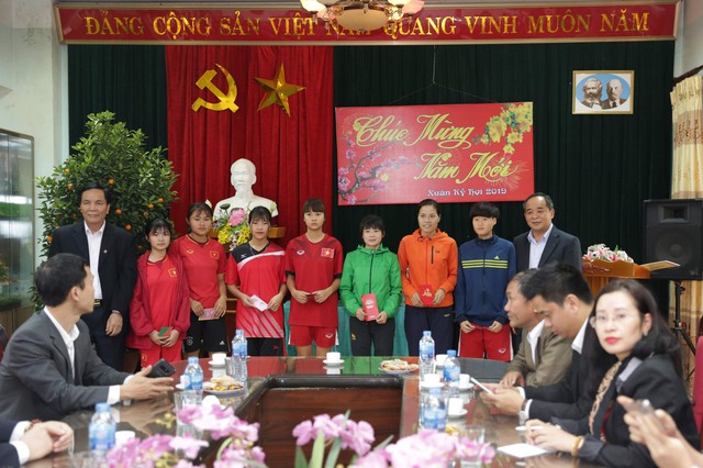 Chủ tịch Liên đoàn bóng đá Việt Nam Lê Khánh Hải tặng quà cho Đội tuyển bóng đá nữ Thái Nguyên - Ảnh 3.