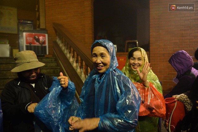 Hàng ngàn người dân đội mưa phùn trong giá rét, hành hương lên đỉnh Yên Tử trong đêm - Ảnh 2.