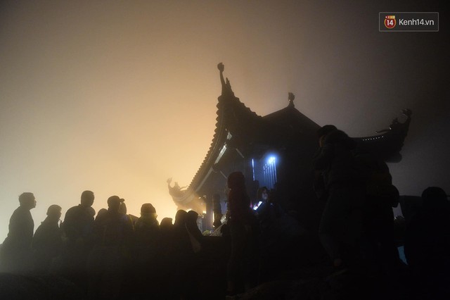 Hàng ngàn người dân đội mưa phùn trong giá rét, hành hương lên đỉnh Yên Tử trong đêm - Ảnh 4.