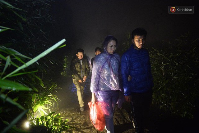 Hàng ngàn người dân đội mưa phùn trong giá rét, hành hương lên đỉnh Yên Tử trong đêm - Ảnh 6.