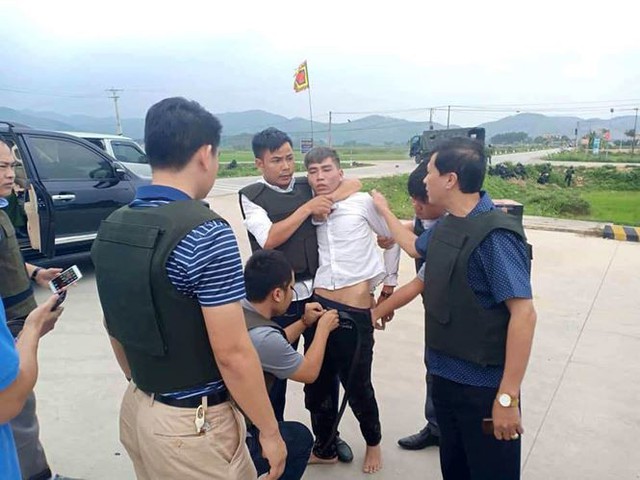 3 đối tượng trong vụ ôm súng cố thủ trong xe ở Hà Tĩnh ra đầu thú - Ảnh 1.