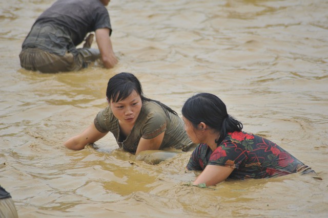 Hàng trăm người tham dự hội bắt cá bằng tay tại Na Hang, Tuyên Quang - Ảnh 4.