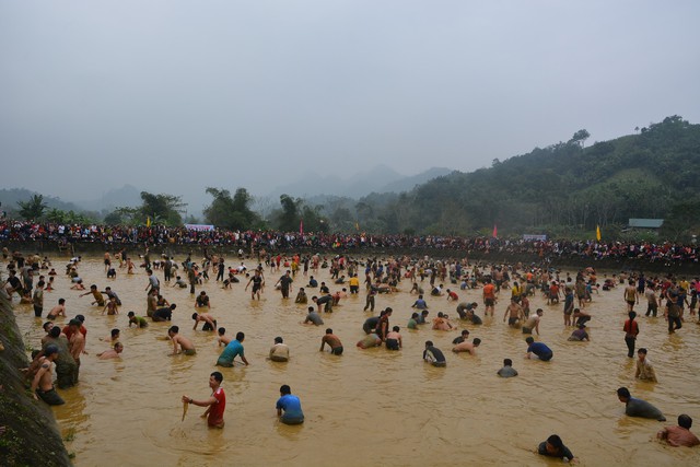 Hàng trăm người tham dự hội bắt cá bằng tay tại Na Hang, Tuyên Quang - Ảnh 6.