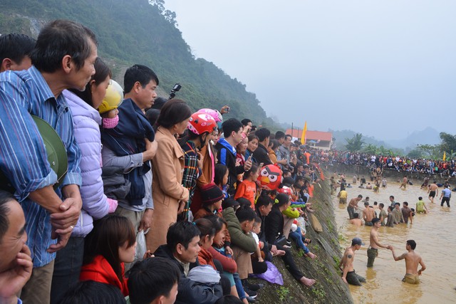 Hàng trăm người tham dự hội bắt cá bằng tay tại Na Hang, Tuyên Quang - Ảnh 1.