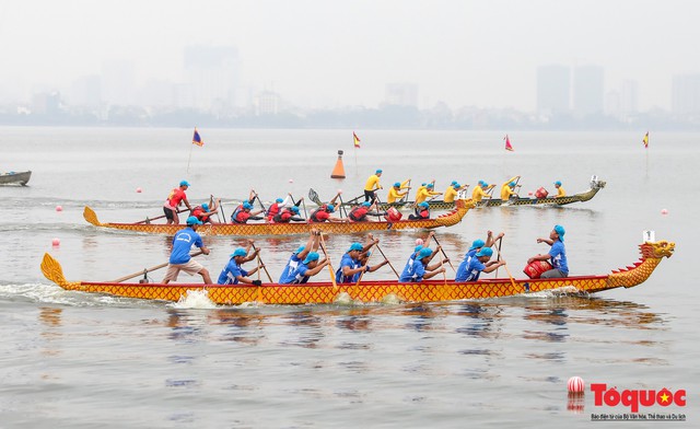 Khai mạc lễ hội Bơi chải thuyền rồng Hà Nội mở rộng năm 2019: Hơn 700 VĐV, 43 đội tham gia tranh tài - Ảnh 7.