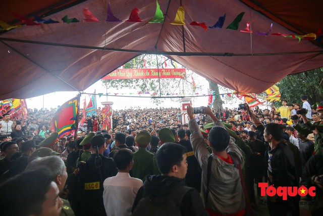 Không tổ chức đánh phết Hiền Quan, hàng trăm thanh niên gây rối trước cổng đền - Ảnh 12.
