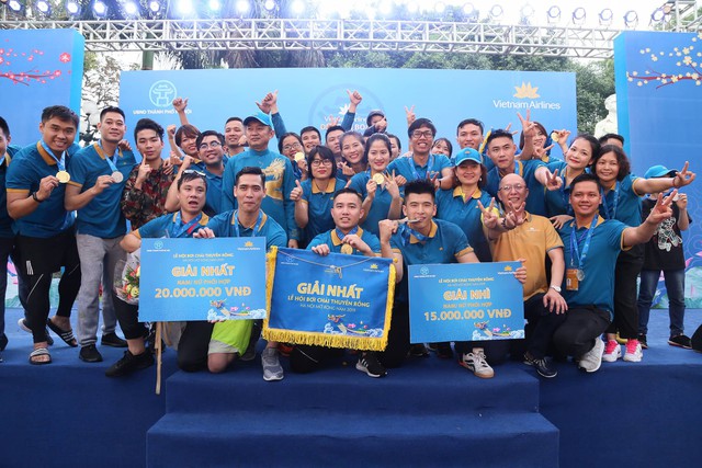 Lễ hội Bơi chải Hà Nội 2019 chỉ trong 2 ngày đã thu hút hàng vạn người dân và du khách Thủ đô - Ảnh 3.