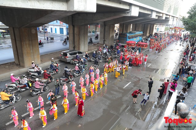 Đường phố Hà Đông náo nhiệt trong lễ rước Thánh tại làng Đơ, Hà Nội - Ảnh 2.