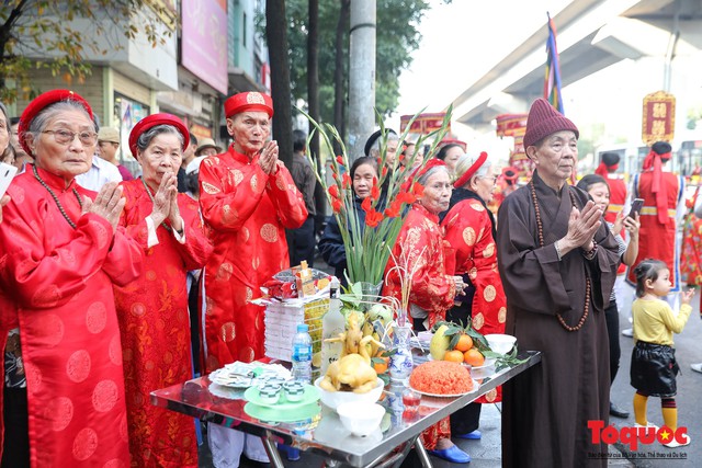 Đường phố Hà Đông náo nhiệt trong lễ rước Thánh tại làng Đơ, Hà Nội - Ảnh 14.