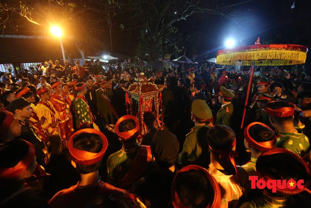 Hàng ngàn người đổ về Lễ khai ấn đền Trần Xuân Kỷ Hợi 2019 - Ảnh 9.