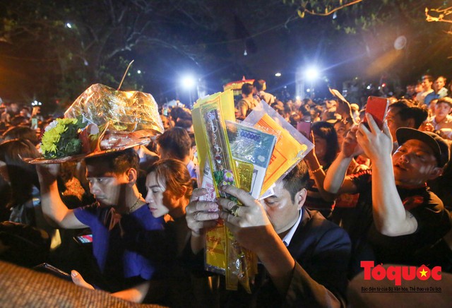 Hàng ngàn người đổ về Lễ khai ấn đền Trần Xuân Kỷ Hợi 2019 - Ảnh 15.