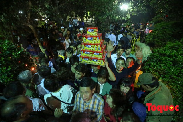 Hàng ngàn người đổ về Lễ khai ấn đền Trần Xuân Kỷ Hợi 2019 - Ảnh 16.