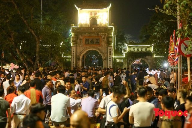 Hàng ngàn người đổ về Lễ khai ấn đền Trần Xuân Kỷ Hợi 2019 - Ảnh 1.