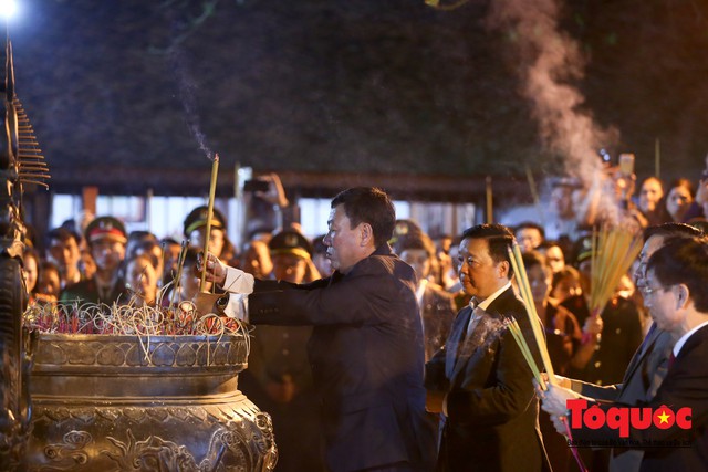 Hàng ngàn người đổ về Lễ khai ấn đền Trần Xuân Kỷ Hợi 2019 - Ảnh 4.