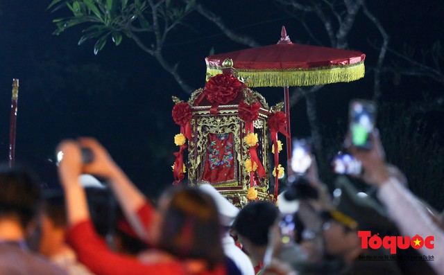 Hàng ngàn người đổ về Lễ khai ấn đền Trần Xuân Kỷ Hợi 2019 - Ảnh 6.