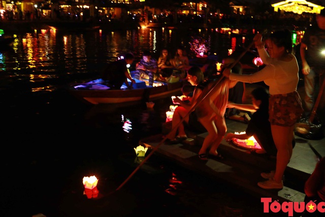 Khách du lịch thích thú thả đèn hoa đăng trên sông Hoài - Ảnh 8.